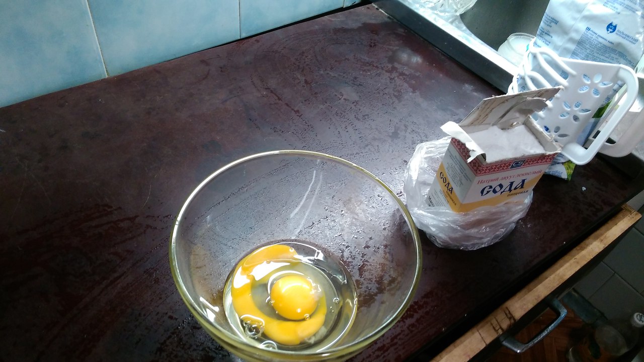 Добавляем яйца для оладьев